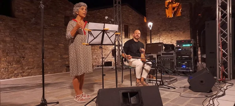 Una cantante e Amedeo Fera alla lira durante un concerto serale