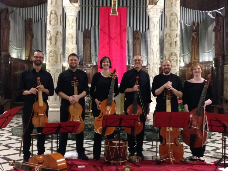 Musicisti con viole da gamba davanti a un organo