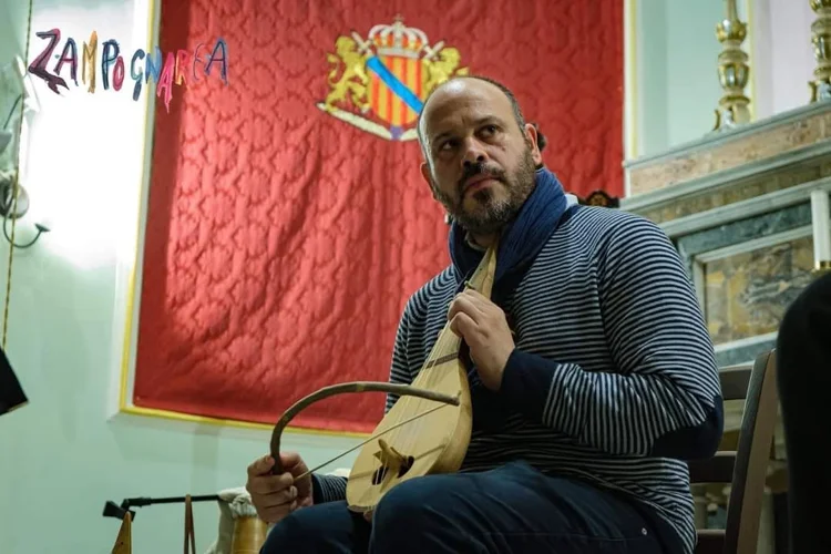 Amedeo Fera seduto con la lira e l’arco