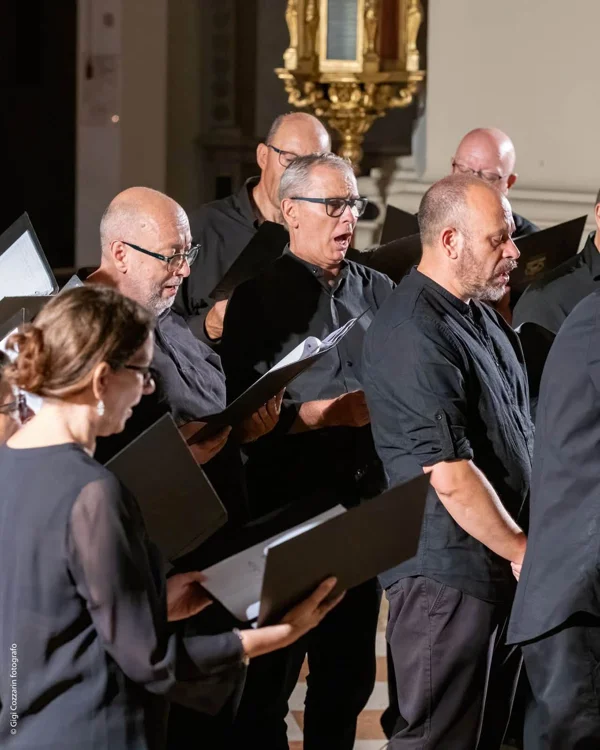 Amedeo Fera canta insieme a un gruppo di musicisti