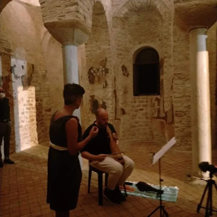 Una cantante e un suonatore di lira in una chiesa antica